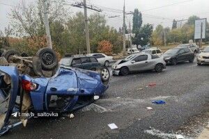 Водій вилетів через лобове скло: внаслідок зіткнення машина перекинулася тричі (Фото)