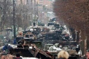 Розчистили відому вулицю Бучі, де була колона розбитої російської техніки: фото до і після