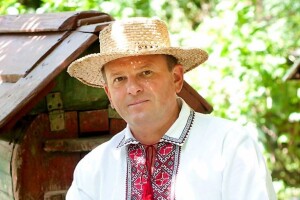 Свічки у вигляді веж Луцького замку власноруч виготовляє головний бджоляр Волині!