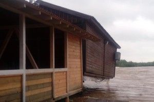 Повінь знесла з берегу ріки ресторан-колибу