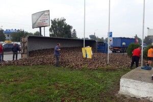 У Луцьку перекинулася вантажівка з цукровими буряками
