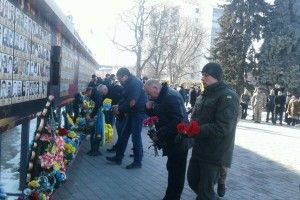 На Театральному майдані Луцька мовчазно вшанували Небесну сотню