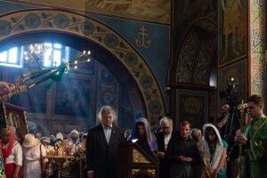 Порошенко: сьогодні з тисячами вірян молимось за наших воїнів і за перемогу України