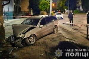 У Луцьку автівка влетіла в піцерію: подробиці (Фото)