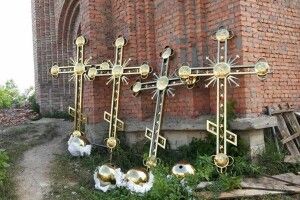 В Луцьку встановили куполи та хрести на храмі Архістратига Михаїла