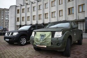 Волинським військовим передали два автомобілі на фронт