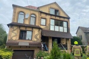 В Рівному гасили приватний двоповерховий будинок