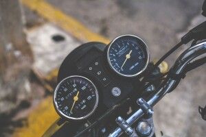 Посеред дороги – уламки та шолом: на Волині сталася аварія за участю мопеда (Відео)