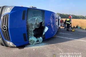 На автодорозі «Одеса-Київ» поблизу Жашкова мікроавтобус зіткнувся з вантажівкою (фото)