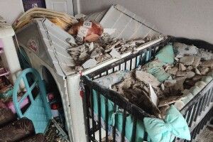 «Три кроки від колиски»: у Дніпрі немовля дивом вижило після обвалу стелі