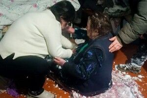 На Рівненщині пенсіонерка ледь не замерзла у заметі поруч з будинком