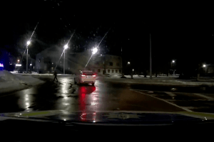 Був в темному одязі: у Луцьку вночі чоловік переходив дорогу в забороненому місці (Відео)