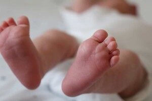 У сурогатної матері невідомі, які приймали пологи, викрали немовля