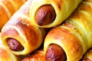 У Києві чоловік викликав поліцію, бо уздрів обман… у сосисці в тісті