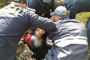 Бійцям ДСНС довелося рятувати жінку, яка впала у колодязь і зламала ногу (Фото)