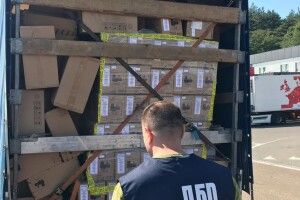 ДБР: волинські митники сприяли незаконному перевезенню товарів на 550 тисяч доларів США 