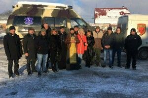 Луцькі капелани освятили відновлений медичний автомобіль для бійців АТО