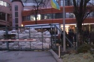 Перед телеканалом - мішки з піском та колючий дріт