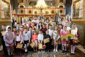 Горохівчанка Євгенія Павлович подарувала для місцевого храму море квітів
