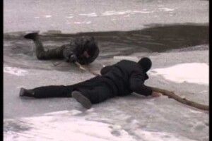 Рівненські патрульні врятували трьох рибалок, які провалилися під кригу на Басовому Куті