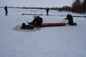 На Басовому Куті витягали з ополонки рибалку (фото+відео)