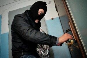 З квартири винесли документи і долари