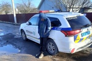 П’яний рівнянин в’їхав бусом сусідові в паркан