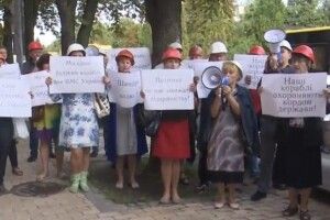 Катери на параді, а керівник підприємства у СІЗО: під Печерським судом працівники заводу «Кузня на Рибальському» зібралися на мітинг (Фото)