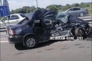 На трасі біля Рівного від удару вантажівки легковик зім'яло вщент (Відео)