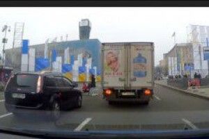 «Мамця» з коляскою вирішила навпростець перейти вісім смуг Хрещатика