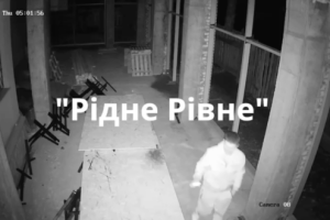  У Рівному на будівельному майданчику камери спостереження зняли злодія