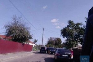  У Володимирі – потрійна аварія: водій хотів протиснутись між припаркованими авто (фото)