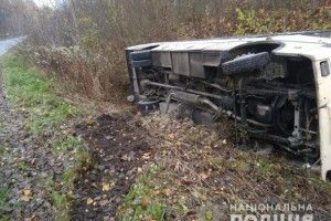 Перекинувся автобус «Львів-Шепетівка» – водій загинув
