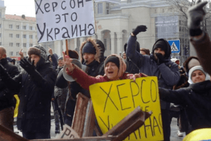 Окупанти почали стріляти по нескорених жителях Херсону (Відео) 
