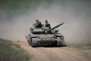 Український модернізований танк Т-72 випробували під водою (Відео)