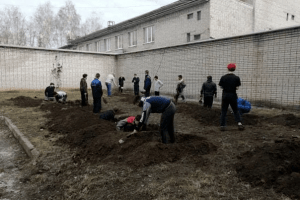 У росії студентів почали вчити рити окопи (Фото)