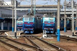 На залізничному вокзалі Києва поїзд відрізав чоловікові ноги