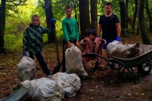 Активісти громади на Волині прибрали лісосмугу та зібрали кришечки на дрони