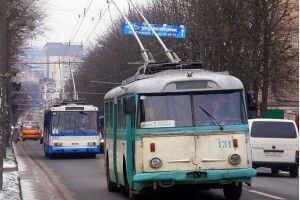 «Заєць» помітив у тролейбусі контролерів... і дременув від них через вікно