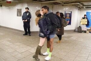 По цілому світу люди їздили в метро... без штанів