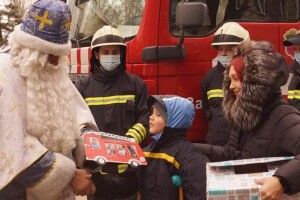 У Запоріжжі Святий Миколай та бійці ДСНС втілили мрію хлопчика (Фото)