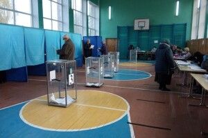 Нестача скриньок і кабінок та транспортування сейфа: на Волині – перші порушення на виборах