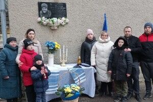 Меморіальна дошка та орден: у селі на Волині віддали шану полеглому Герою