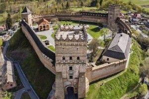 Поблизу замку Любарта просять встановити підземний сміттєвий контейнер