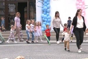 У Рівному на парад вийшли 20 пар двійнят та близнят (Фото)