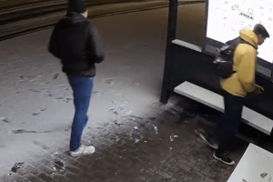 У Луцьку розмалювали нову зупинку біля ЦУМа: хуліганів засікли камери (Фото, Відео)