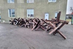 У Луцьку готують протитанкові їжаки та коктейлі «Молотова»