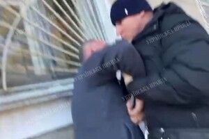 На день народження Коломойського у Дніпрі напали на журналістів - поліція розводила руками