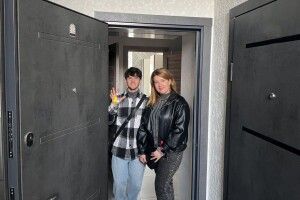 Нова домівка на Волині: родина переселенців із Херсонщини отримала ключі від квартири   