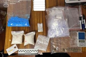 Бізнес у коробці: на Волині 22-річного хлопця спіймали «на гарячому» біля поштомату